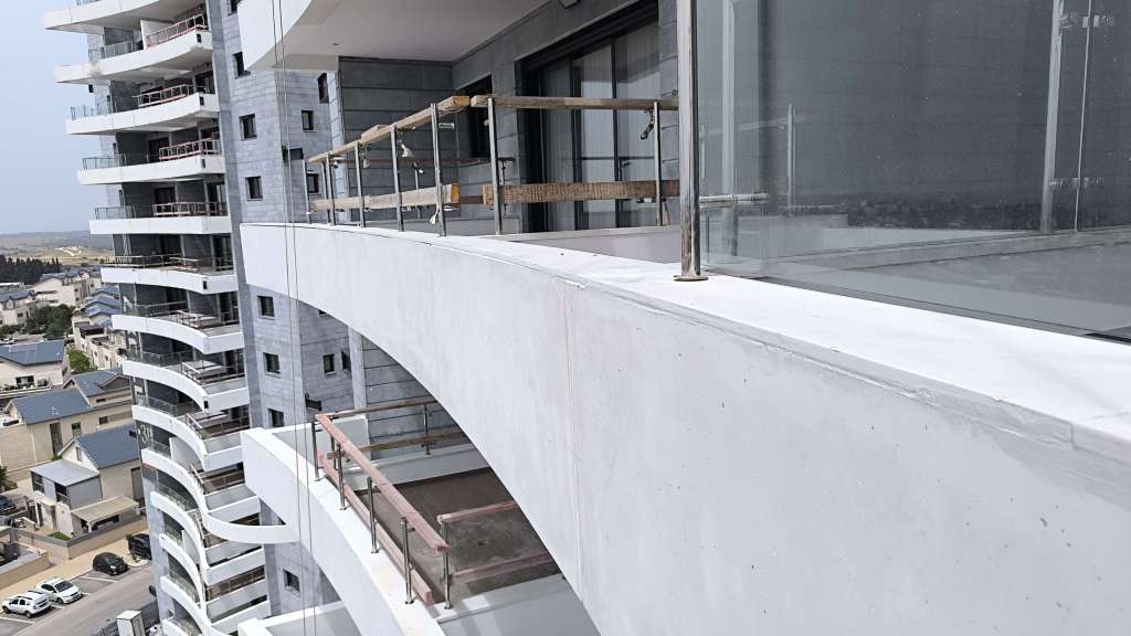 צביעצת קירות בגובה